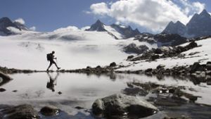 Ein Mann wandert über den Silvretta-Gletscher in der Nähe von Klosters (Archivfoto vom 16.09.2007). Schmelzende Gletscher in den Schweizer Alpen sind ein zunehmendes Problem. Foto: KEYSTONE