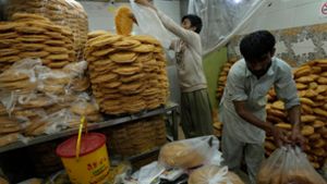 Arbeiter in Pakistan verpacken Vermicelli, eine besondere Delikatesse während des muslimischen Fastenmonats Ramadan. Foto: Fareed Khan/AP/dpa
