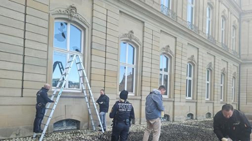 Die Polizei sicherte am Morgen Spuren des Fenstereinwurfs. Foto: Andreas Rosa