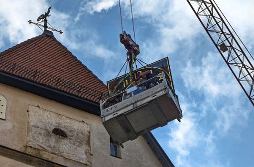 Am Donnerstagvormittag hievten die Arbeiter die neuen Ziffernblätter per Kran am Turm der Ehninger Kirche hinauf. Foto: Eibner-Pressefoto/Roger Bürke