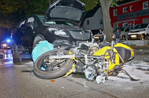 Das Motorrad rutschte gegen den SUV. Foto: KS-Images.de / Andreas Rometsch