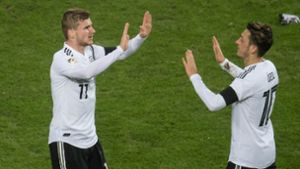 Ein Bild aus vergangenen Tagen: Timo Werner und Mesut Özil in Dress der deutschen Nationalmannschaft. Foto: dpa
