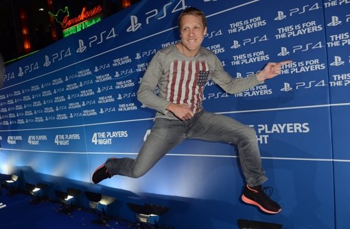 Auch Comedian Oliver Pocher war zum Verkaufsstart der Playstation 4 in das Sony Center nach Berlin gekommen. Foto: dpa