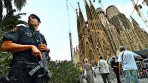 Ein Polizist vor der Kathedrale Sagrada Familia: In Barcelona steigt die Zahl der Verbrechen rasant. Foto: AFP