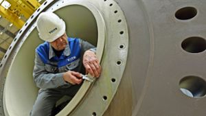 Ein Mitarbeiter  bei Voith in Heidenheim arbeitet an   einer Wasserkraftturbine. Foto: dpa