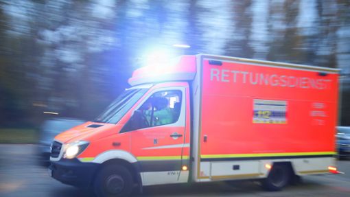 Der Rettungsdienst brachte die Frau nach dem Unfall in eine Klinik. (Symbolfoto) Foto: IMAGO/Maximilian Koch