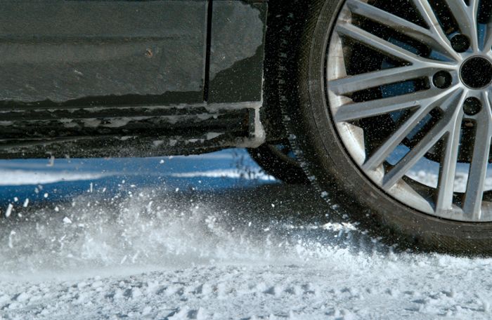 Auto fahren bei Glätte und Schnee (10 Tipps)