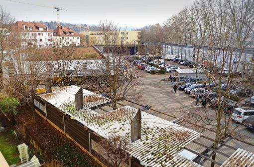 Auf dem Aldi-Parkplatz in Bad Cannstatt wäre Platz für Wohnungsbau Foto: Lichtgut/Julia Schramm