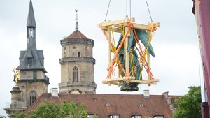 Die Concordia auf dem Schlossplatz in Stuttgart wird am Dienstag mit einem Kran zur Restaurierung von der Jubiläumssäule gehoben.  Foto: dpa