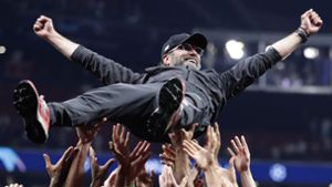 Der Held wird auf Händen getragen: Jürgen Klopp nach dem Finalsieg. Foto: AP