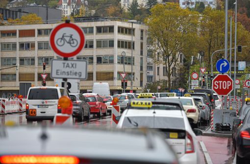Die Zahl der Autos in Stuttgart sinkt nur leicht. Foto: LICHTGUT/Max Kovalenko