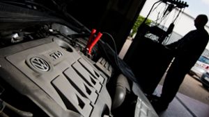 Ein Kfz-Meister lädt im Rahmen einer Rückrufaktion zum Abgasskandal ein Software-Update auf einen VW-Auto. Foto: dpa