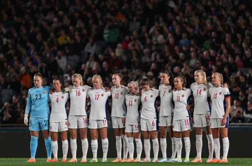 Vor dem Spiel gab es eine Schweigeminute. Foto: AFP/MARTY MELVILLE