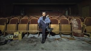 Schnürle im abrissreifen Kinosaal, wo damals seine Filmlust entflammte Foto: Wolfgang Albers