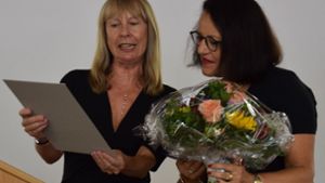 Die Schulamtsdirektorin Ulrike Brittinger (links) überreicht Ingrid Willemsen bei der offiziellen Verabschiedungsfeier die Urkunde und einen Blumenstrauß. Foto: Alexandra Kratz