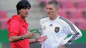 Bundestrainer Joachim Löw (links) und Bastian Schweinsteiger Foto: dpa