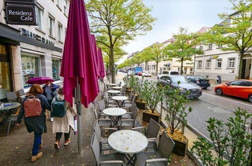 Auf der Nordseite der Wilhelmstraße quetschen sich Fußgänger  zwischen Tischen, Stühlen und Schirmen. Die Verwaltung will diesen Bereich auf 3,50 Meter verbreitern. Foto: Simon Granville