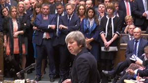 Premierministerin Theresa May wirbt im britischen Unterhaus für die Verschiebung der Brexit-Abstimmung. Foto: AFP