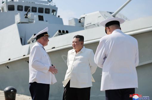 Kim Jon-un (Mitte)  beim Besuch einer Marineeinheit. Foto: dpa/KCNA/KNS