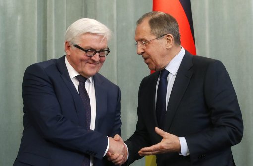Mal sehen, ob Außenminister Steinmeier auch seinen russischen Amtskollegen Sergej Lawrow (rechts) von seiner Initiative zur Rüstungskontrolle überzeugen kann. Foto: EPA