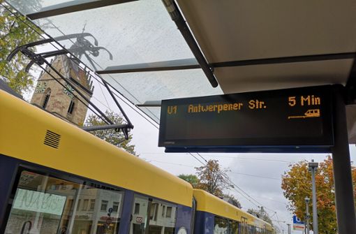 An der Haltestelle Lutherkirche in Fellbach weisen die elektronischen Tafeln auf die verkürzte Stadtbahn-Fahrt hin. Foto: Patricia Sigerist