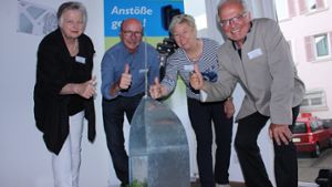 Ilse Bodenhöfer-Frey, Gerhard Veyhl, Rose von Stein und Jürgen Zeeb (von links) mit dem Modell des Monoliths. Foto: Annina Baur