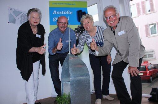 Ilse Bodenhöfer-Frey, Gerhard Veyhl, Rose von Stein und Jürgen Zeeb (von links) mit dem Modell des Monoliths. Foto: Annina Baur