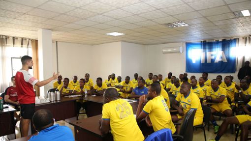 Die unkritische Seite der Zusammenarbeit: ein Fußball-Coach des FC Arsenal erklärt  Trainern in Ruanda, worauf es in ihrem Job ankommt. Foto: imago/Xinhua/IMAGO/ Matthieu Mirville