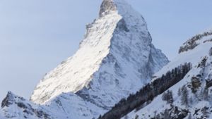 Dass das Matterhorn bei Zermatt in der Schweiz bröckelt und seine weltbekannte Gestalt mit der zipfelmützenartigen Spitze demnächst verliert, ist nicht zu erwarten. Dass uralte Bergsteigerrouten zu gefährlich werden, dagegen schon. Foto: Dominic Steinmann/Keystone/dpa