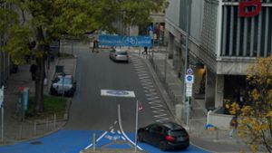 Es ist keine Seltenheit, dass Autofahrer unerlaubt in die Eberhardstraße einbiegen – trotz zahlreicher Hinweiszeichen. Foto: Andreas Rosar