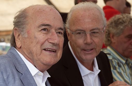 Der damalige Fifa-Präsident Joseph Blatter (links) und Franz Beckenbauer im Jahr 2014 in der Schweiz. Foto: dpa