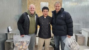 Hyung-Jun Kim (Mitte) mit Jürgen Klinsmann (rechts) in seiner Bäckerei Foto: privat