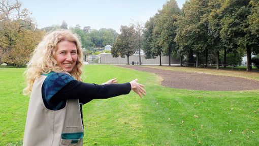 Katja Siegmann von der Parkpflege der Wilhelma zeigt, wo die Wechselflorbeete eine Dauerbepflanzung erhalten. Foto: Iris Frey