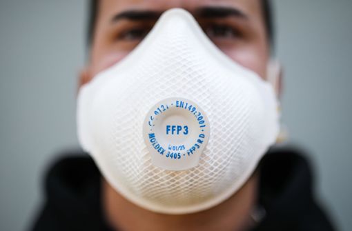 Filtermasken schützen die Träger – sollen alle Senioren sie tragen müssen? Foto: dpa/Christoph Schmidt
