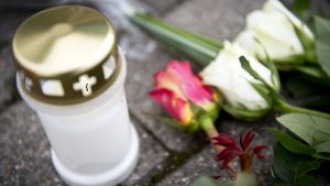 Kerzen und Blumen am Tatort in Köngen - zum Gedenken an die beiden getöteten Mädchen Foto: dpa
