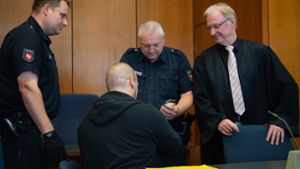 Der Angeklagte (sitzend) wurde zu 13 Jahren Haft verurteilt. Foto: Swen Pförtner/dpa