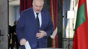 Machthaber Lukaschenko könnte sogar offiziell Kriegspartei werden. Foto: dpa/Uncredited