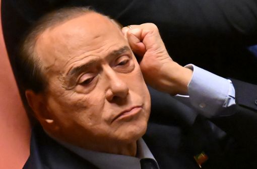 Silvio Berlusconi leidet unter einer chronischen Leukämie und wurde wegen einer Lungenentzündung behandelt. (Archivbild) Foto: AFP/ALBERTO PIZZOLI