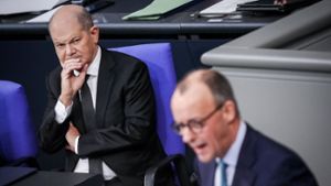 Bundeskanzler Olaf Scholz (l) hört einer Rede von CDU-Chef Friedrich Merz im Bundestag zu. Foto: Kay Nietfeld/dpa