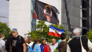 Das Q-Zeichen auf einer Fahne bei der Demonstration in Berlin. Foto: imago images/Future Image