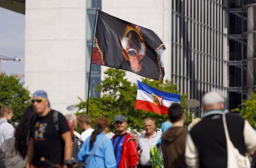 Das Q-Zeichen auf einer Fahne bei der Demonstration in Berlin. Foto: imago images/Future Image
