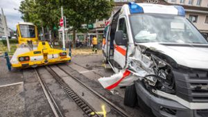 Zacke und Krankenwagen sind zusammengestoßen. Foto: 7aktuell.de/Simon Adomat/7aktuell.de | Simon Adomat