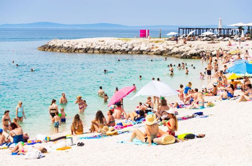 Die Frage steht im Raum, wie lange es unbeschwerte Szenen wie hier am Strand von Split noch gibt. Foto: imago images//Milan Sabic