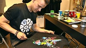 Mal  flächig und breit, mal fein und spitz: Robin Petz „malt“ mit einer schlanken Spachtel und gestaltet Shirts, mit denen er jetzt bei Breuninger vertreten ist. Foto: Georg Linsenmann