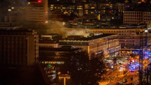 Wegen des Einsatzes sind in der Nacht mehrere Straßen nahe des Stuttgarter Hauptbahnhofs gesperrt gewesen. Foto: 7aktuell.de/Alexander Hald