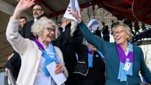 Freude bei den Klagenden: Die Schweizer Klimaseniorinnen nach dem Urteil vor dem Gerichtsgebäude. Foto: Jean-Christophe Bott/KEYSTONE/dpa