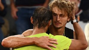 Rafa Nadal nahm Alexander Zverev nach der Aufgabe in den Arm. Foto: AFP/CHRISTOPHE ARCHAMBAULT