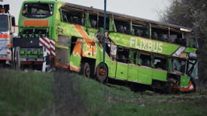Bei dem Unglück nahe Leipzig starben vier Menschen. Foto: AFP/JENS SCHLUETER