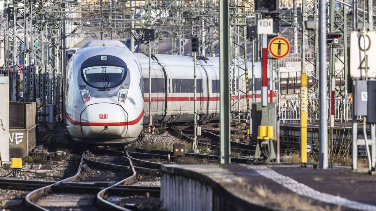 Hauptbahnhof in Stuttgart: Mann geht auf Gleisen spazieren