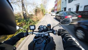 Der Esslinger Motorrad-Rowdy entkam der Polizei  zunächst– allerdings dauerte es nicht lange, bis die Beamten ihm  auf die Spur kamen. Foto: dpa